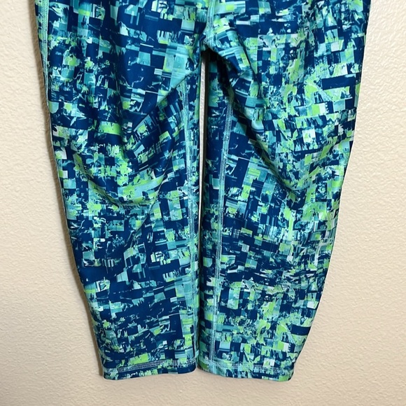 Under Armour Capri Length Athletic Leggings - Picture 6 of 8